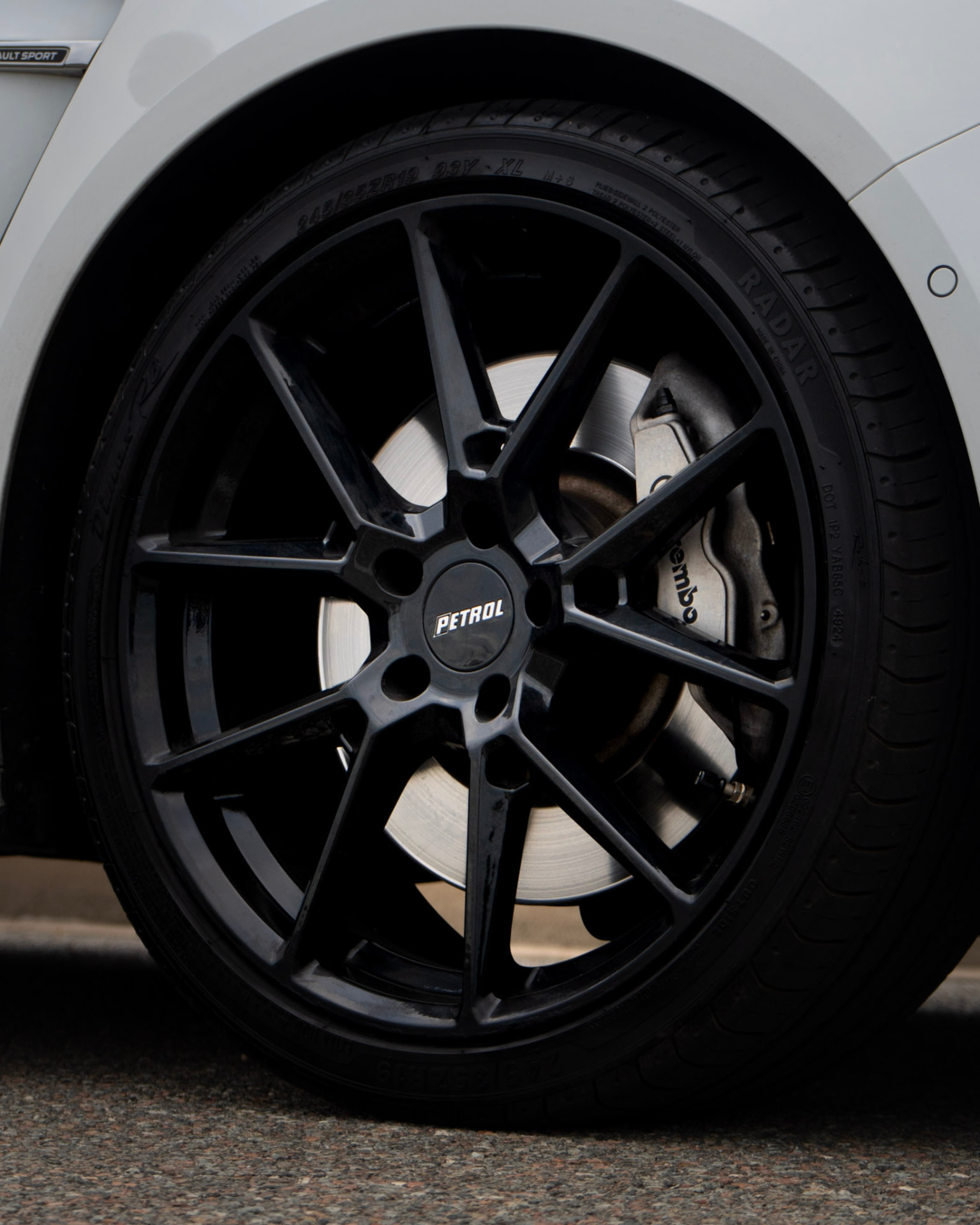Megane RS black alloy wheel with Brembo brakes