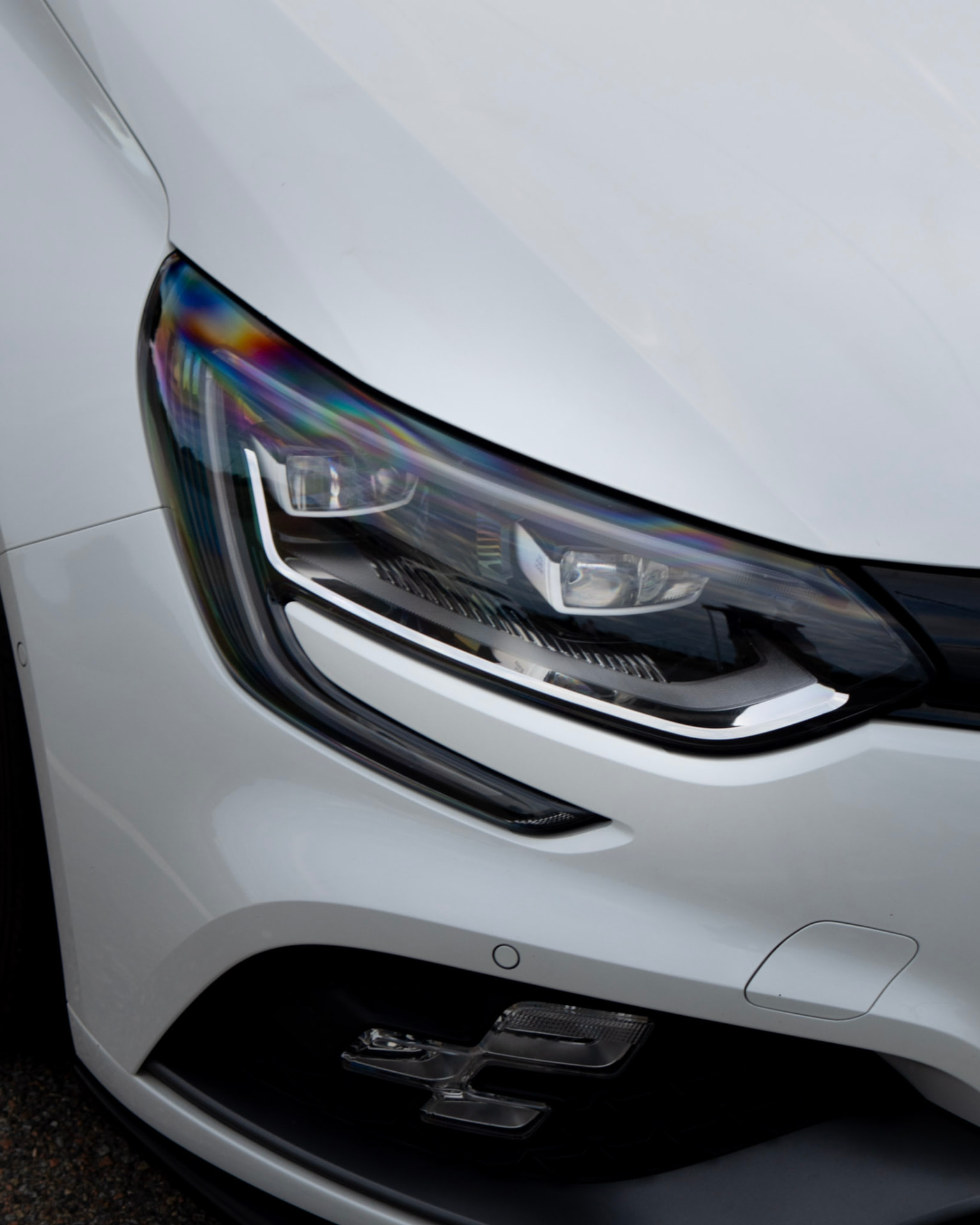 Megane RS headlight with rainbow lens flare